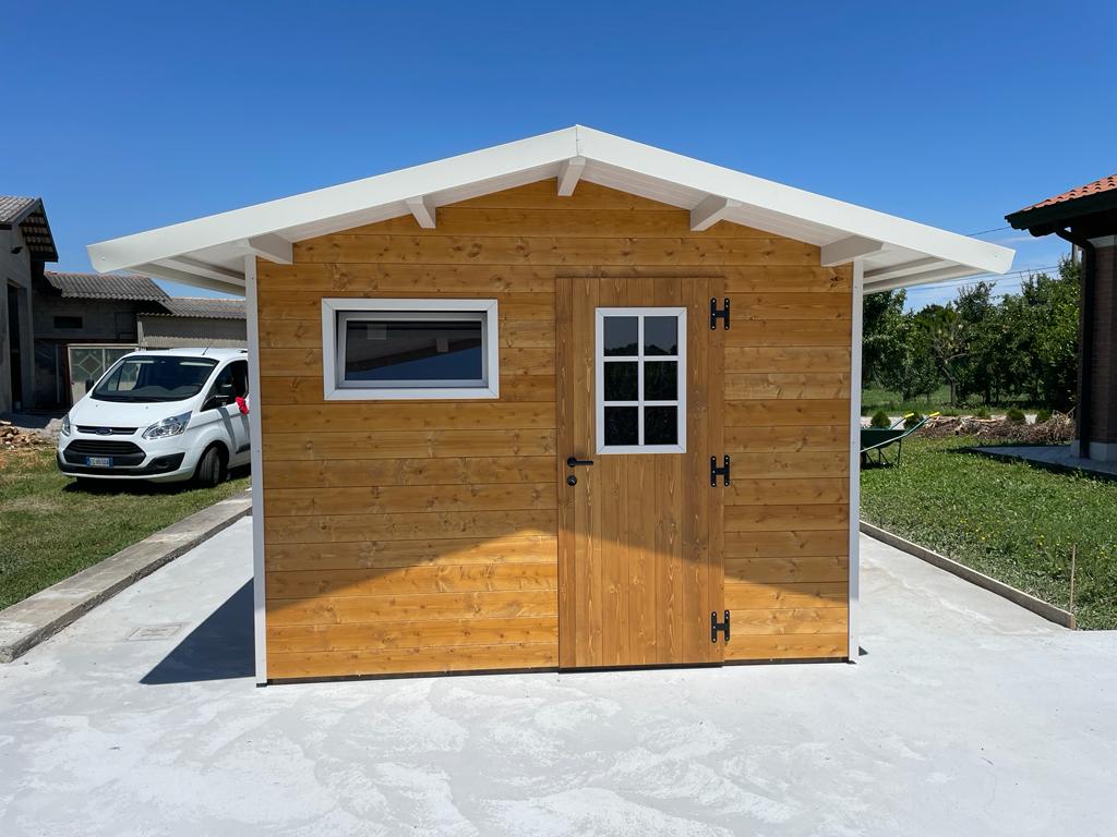 Casetta in legno completata con veranda Veneto H3 SRL